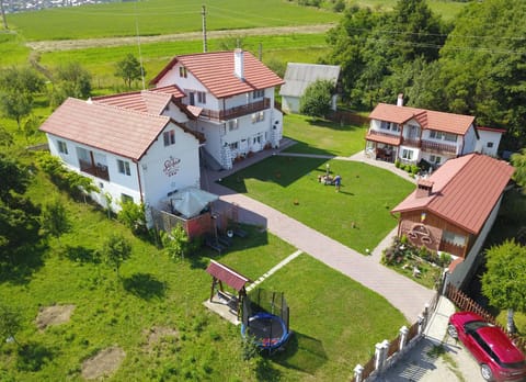 Property building, Day, Neighbourhood, Natural landscape, Bird's eye view, Garden, Garden view, Street view, Parking