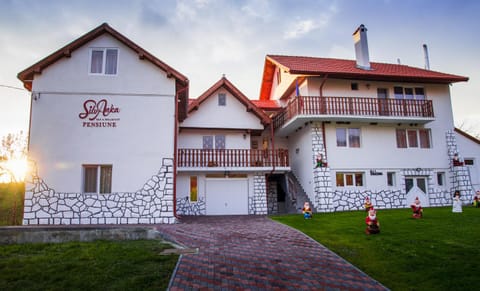 Property building, Day, Garden, Garden view