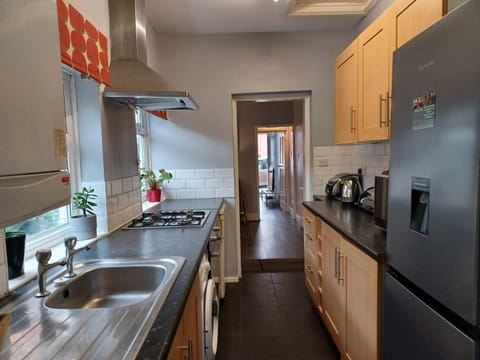 Ferndale House-Huku Kwetu Luton -Spacious 4 Bedroom House - Suitable & Affordable Group Accommodation - Business Travellers Casa in Luton