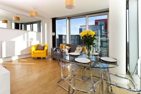 2 Bedroom 2 Bathroom Apartment in Central Milton Keynes with Free Parking and Smart TV - Contractors, Relocation, Business Travellers Apartamento in Milton Keynes