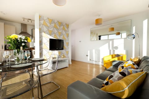 2 Bedroom 2 Bathroom Apartment in Central Milton Keynes with Free Parking and Smart TV - Contractors, Relocation, Business Travellers Condo in Milton Keynes