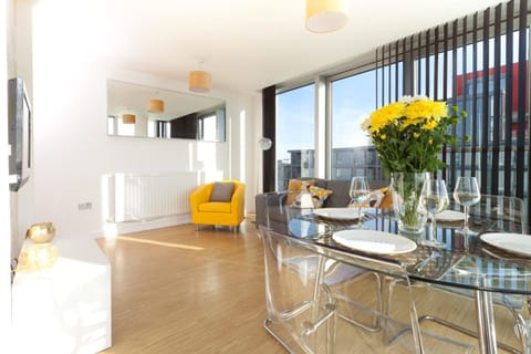 2 Bedroom 2 Bathroom Apartment in Central Milton Keynes with Free Parking and Smart TV - Contractors, Relocation, Business Travellers Apartamento in Milton Keynes