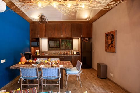 Kitchen or kitchenette, Food and drinks, Dining area, Food, Breakfast, minibar, oven