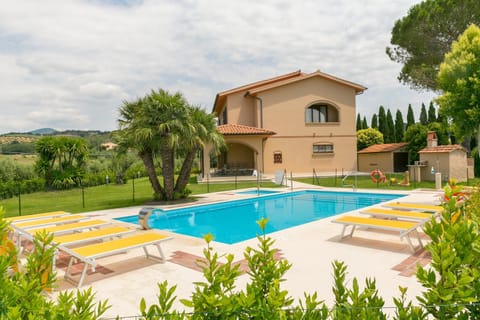 Patio, BBQ facilities, Garden, Solarium, Balcony/Terrace, Swimming pool, Swimming pool