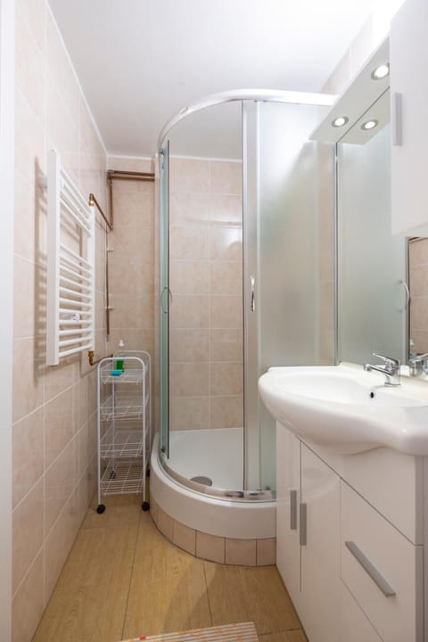 Shower, Toilet, Decorative detail, On site, Area and facilities