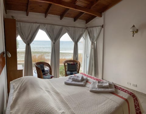 Bed, Natural landscape, Photo of the whole room, Bedroom, Sea view, safe, towels