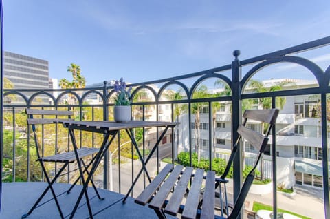 Beverly Hills Adjacent 2-Bedroom Penthouse Condominio in Beverly Hills