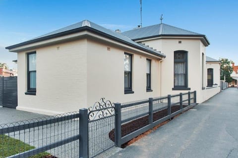 Luxury on the Esplanade House in Echuca