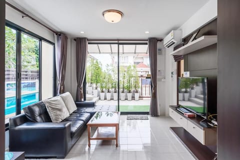 Communal lounge/ TV room