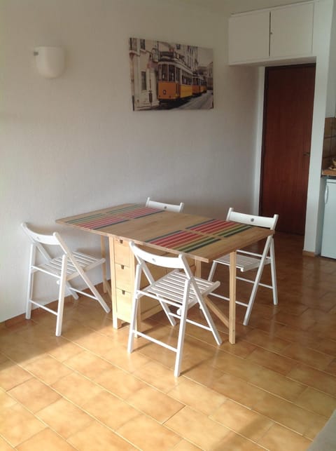 Beach apartment... T1 with swimming pool (summer) Condo in Costa da Caparica