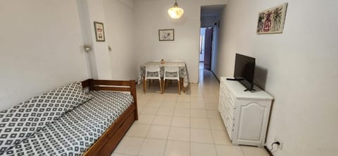 Bed, Living room, Photo of the whole room, Dining area, hair dresser