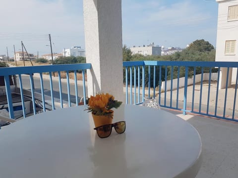 Balcony/Terrace, Dining area, Street view