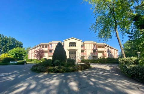 Property building, Facade/entrance, Garden