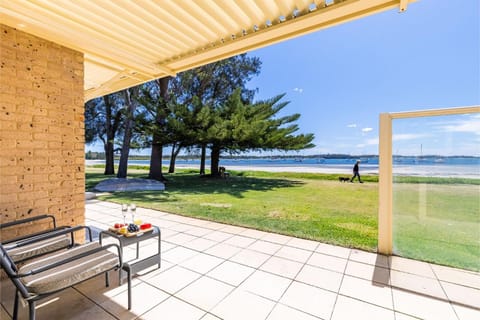 Sandy Beach House Corlette Unit 1 Waterfront WI-FI Aircon House in Corlette