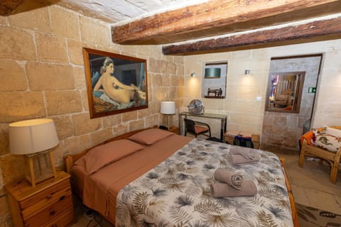 Most Central Apartment Valletta, Renaissance building Apartment in Valletta