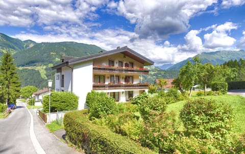 Property building, Facade/entrance, Area and facilities