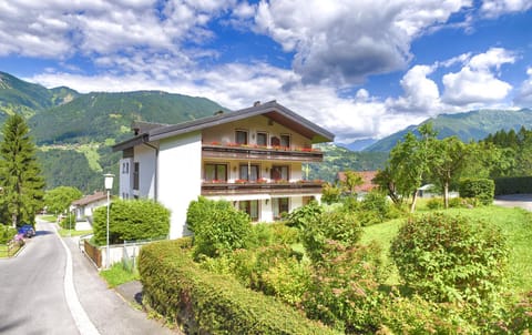 Property building, Facade/entrance, Area and facilities