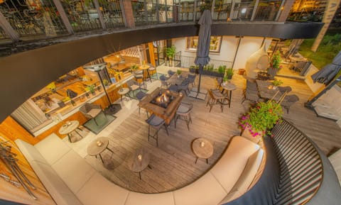 Restaurant/places to eat, Balcony/Terrace, Lounge or bar, Food and drinks, Drinks