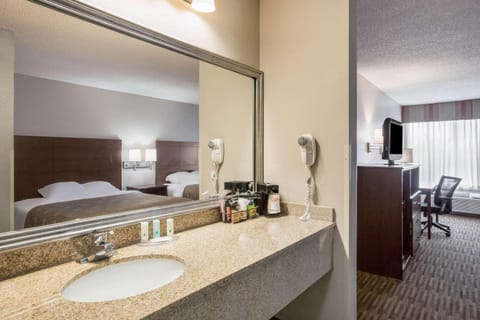 Quality Inn & Suites Lawrence - University Area Hôtel in Lawrence