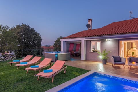 Modern Villa di Rovigno with Pool, Hot Tub and Sea View Villa in Rovinj