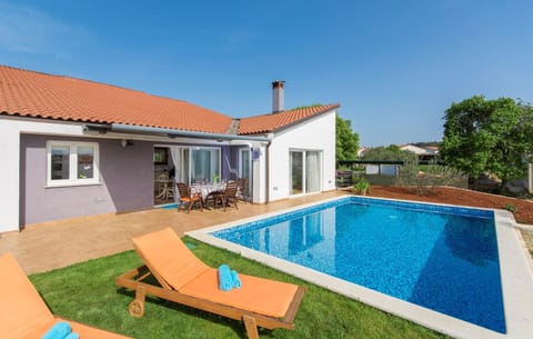 Modern Villa di Rovigno with Pool, Hot Tub and Sea View Villa in Rovinj