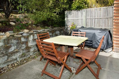 Patio, Day, Garden, Seating area, Dining area, Garden view