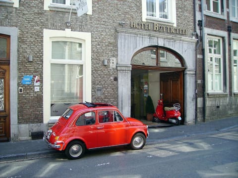 Facade/entrance, Location