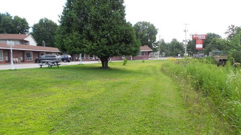 Franklin Motel, Tent & Trailer Park Motel in North Bay