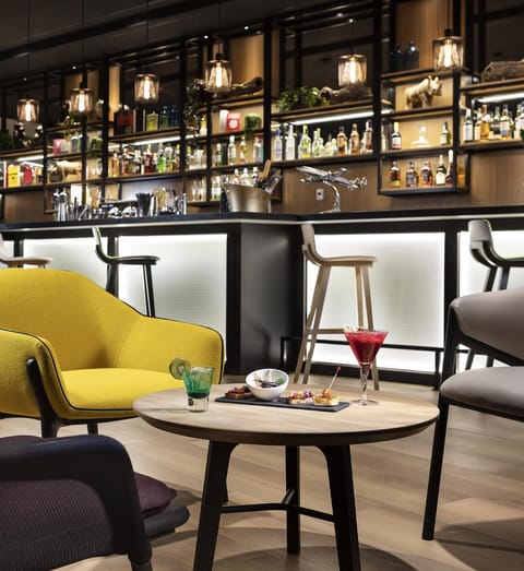 Lounge or bar, Food and drinks, Drinks, Alcoholic drinks