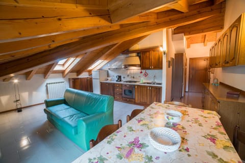 Coffee/tea facilities, Kitchen or kitchenette, Living room, Dining area