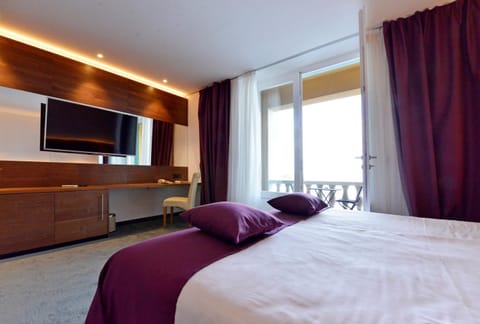 Bed, TV and multimedia, Photo of the whole room, Bedroom