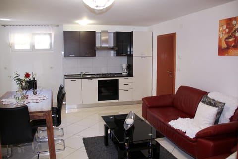 Coffee/tea facilities, Kitchen or kitchenette, Living room, Dining area