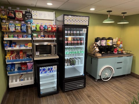 Coffee/tea facilities, vending machine