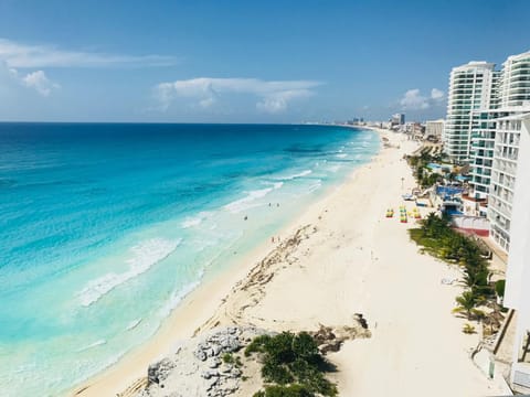 Stunning! 2 BDRM Beach/Oceanfront Condo on Cancun Beach - Hotel Zone Apartment hotel in Cancun