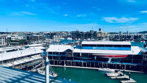 New Waterfront Penthouse on Princes Wharf with Harbor view! The heart of Auckland City! Free Parking! Eigentumswohnung in Auckland