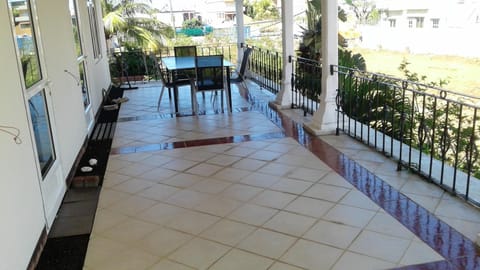 2 bedrooms house with sea view terrace and wifi at Trou aux Biches Haus in Trou-aux-Biches