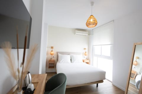 Bed, TV and multimedia, Photo of the whole room, Bedroom, air conditioner