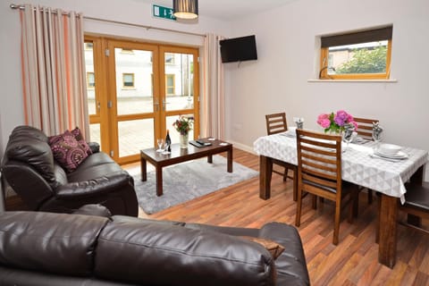 TV and multimedia, Living room, Seating area, Dining area