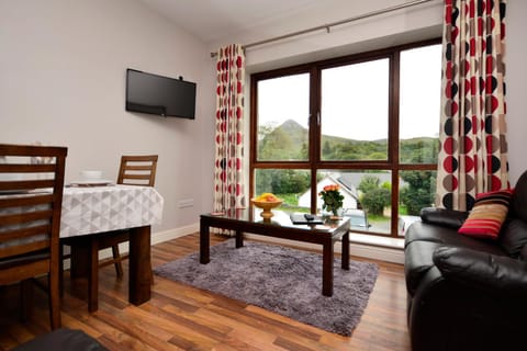 TV and multimedia, Living room, Seating area, Dining area