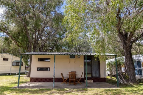 Lazy Days Caravan Park Campground/ 
RV Resort in Busselton