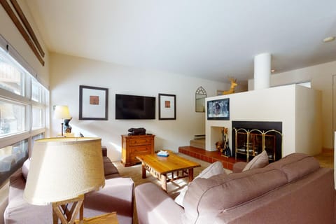 Cozy 1 Bedroom East Vail Condo #2C. Shuttle, Hot Tub, and Market on Site. Condominio in Vail