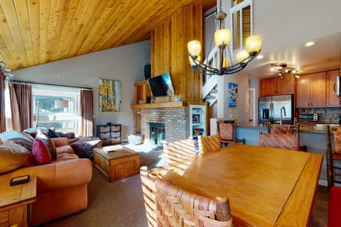 Remodeled 2 Bedroom East Vail Condo 6G with Hot Tub Market Free Shuttle Condominio in Vail