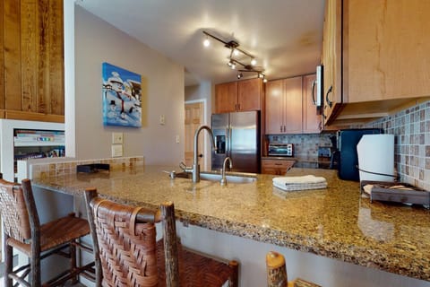 Remodeled 2 Bedroom East Vail Condo 6G with Hot Tub Market Free Shuttle Condo in Vail