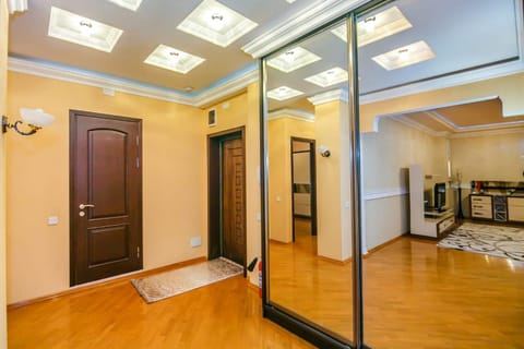 Lux Apartment in Targovi Nizami Street Copropriété in Baku