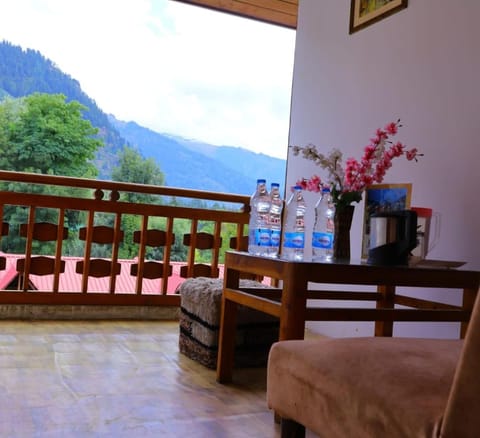 Hotel Hilltop At Mall Road Manali With Open Terrace Hotel in Manali