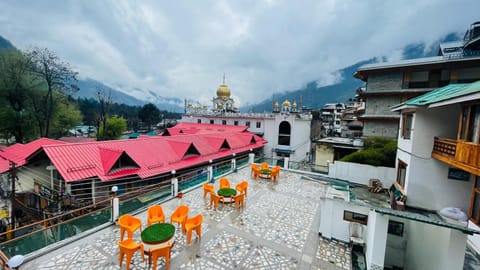 Hotel Hilltop At Mall Road Manali With Open Terrace Hotel in Manali