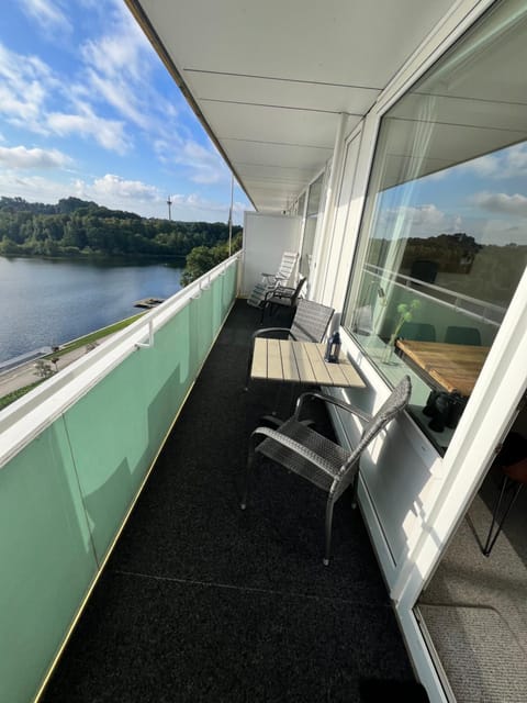 View (from property/room), Balcony/Terrace, Lake view