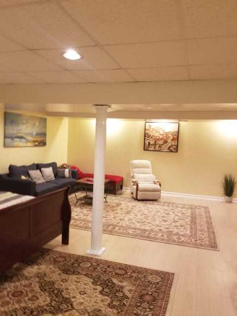 Superb Basement close to the Gaylord MGM Outlets National Harbor Condo in Fort Washington