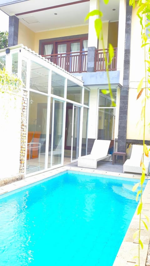 Property building, Day, Pool view, Swimming pool, sunbed