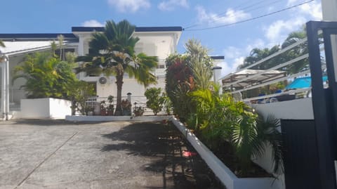 Coconing logements studios et maisons House in Sainte-Anne